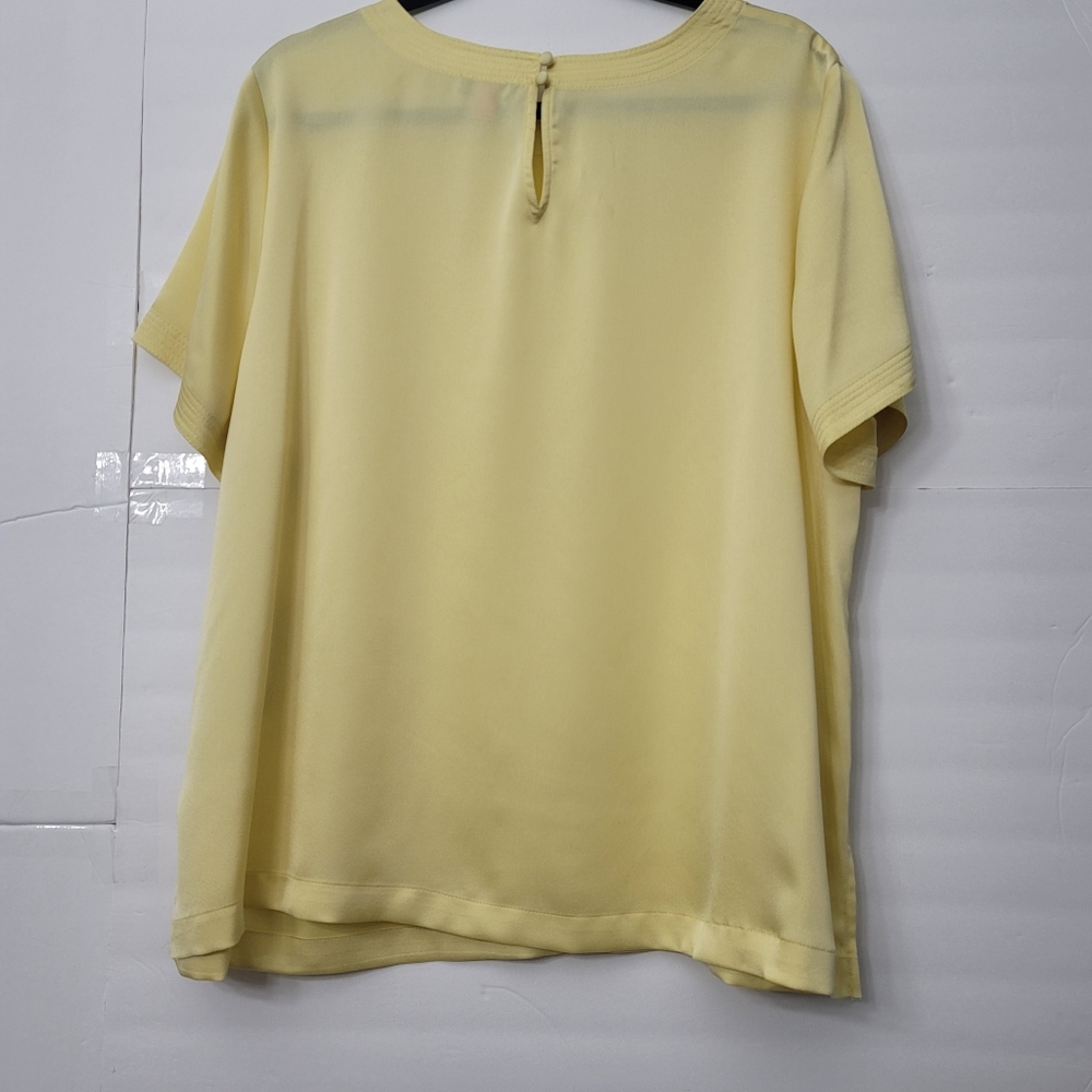 Vince Camuto Floral Beauty Yellow Iris Top - Picture 4 of 6